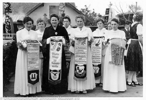 Festdamen bei der Fahnenweihe 1955, von links: Resi Mair, Fanni Gartner, Fahnenmutter Maria Mayr, Anna Altmann, Maria Bartl, Resi Schreiber, Anna Reich 